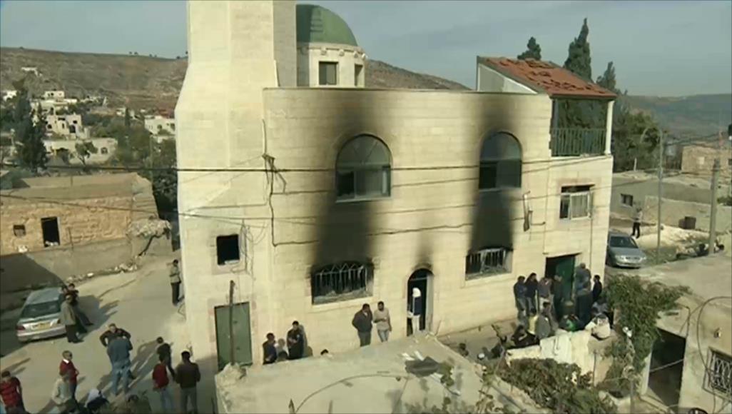 مستوطنون يحرقون مسجدا في مدينة "القدس المحتلة"