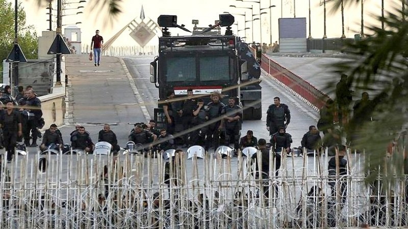 अमरीका विरोधी ऐतिहासिक रैली के बाद, इराक़ी पुलिस ने सरकार विरोधी प्रदर्शनकारियों से ख़ाली कराए धरना स्थल