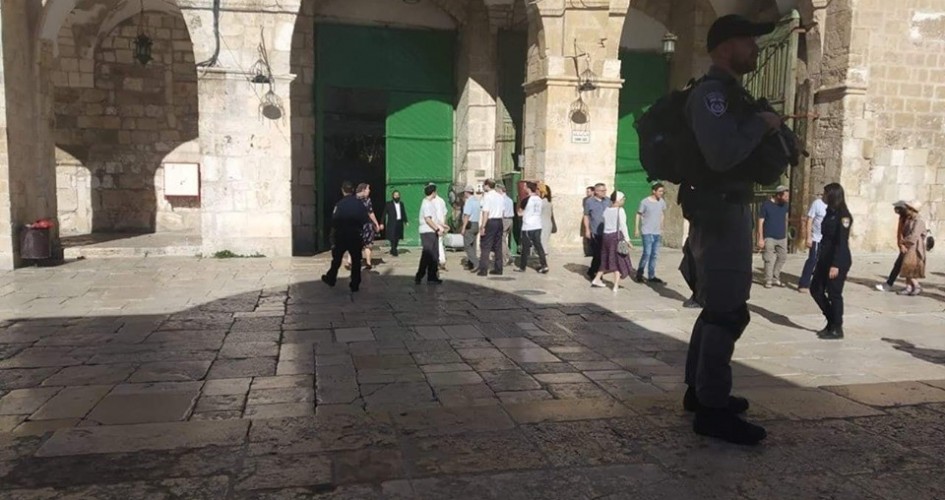 الاحتلال الاسرائيلي يغلق المسجد الاقصى ويعتقل فلسطينيين اثنين