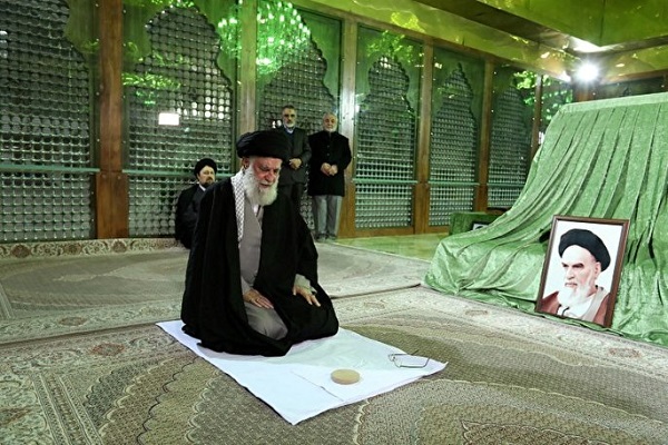 ئامادە بوونی ڕێبەری مەزنی شۆڕشی ئیسلامی لە گڵکۆی ئیمام خومەینی(رە) و گوڵزاری شەھیدان