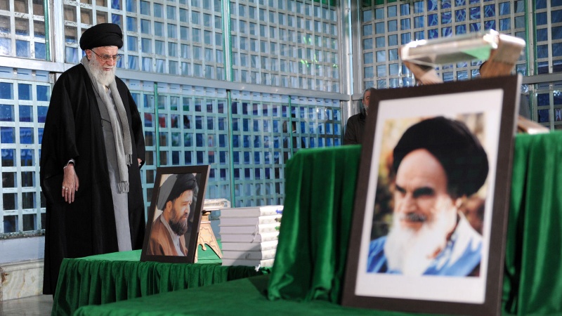 Pinupuntahan ng Pinuno ang Dambana ng Imam Khomeini sa Unang Araw ng Pagdiriwang ng Sampung-Araw na Bukang-Liwayway