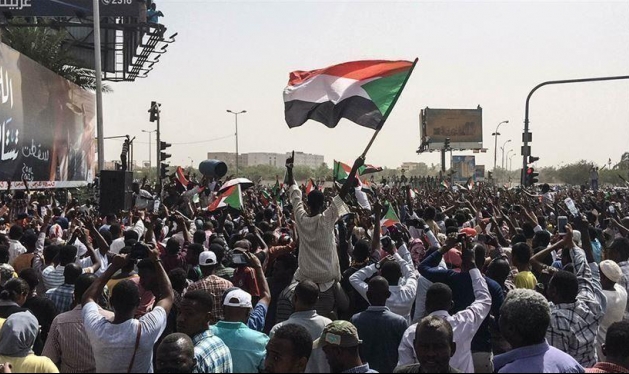 وسط احتجاجات.. اجتماع طارئ للحكومة السودانية لبحث لقاء البرهان ونتنياهو