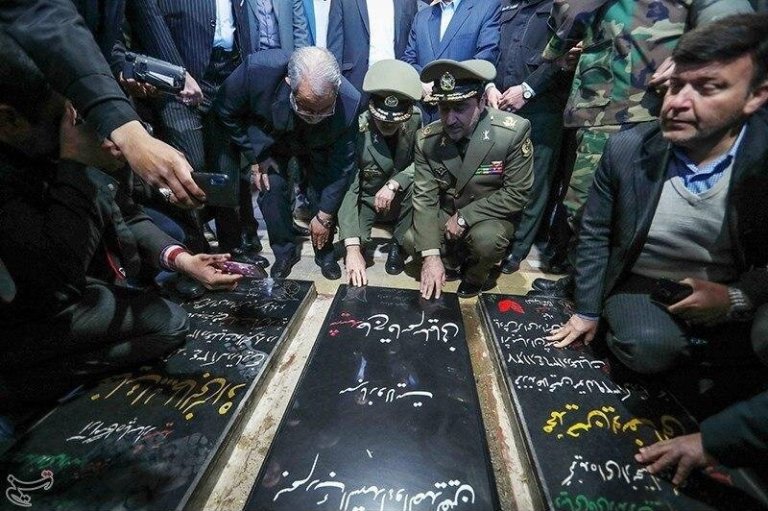 Savunma Bakanı, Şehit Süleymani'yi mezarı başında andı