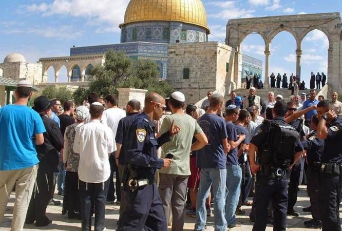 مستوطنون وضباط صهاينة يواصلون استباحة المسجد الأقصى الشريف