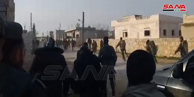 Les unités de l’armée entrent dans la ville de Saraqeb dans la banlieue d’Idleb et y commencent le ratissage
