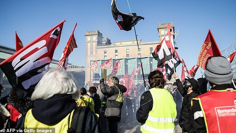В Британии и Франции проходят демонстрации против загадочного саудовского судна