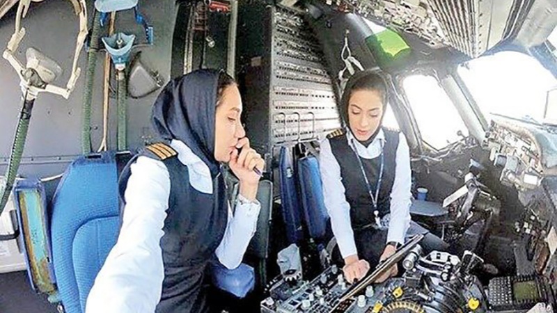 イラン初の女性パイロット