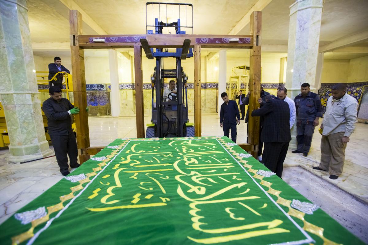 روضہ مبارک حضرت عباس(ع) کے خدام نےحضرت أثيب اليمانيّ المعروف صافي صفا کےمزار مبارک میں ضریح کی تنصیب کا کام شروع کردیا ہے۔