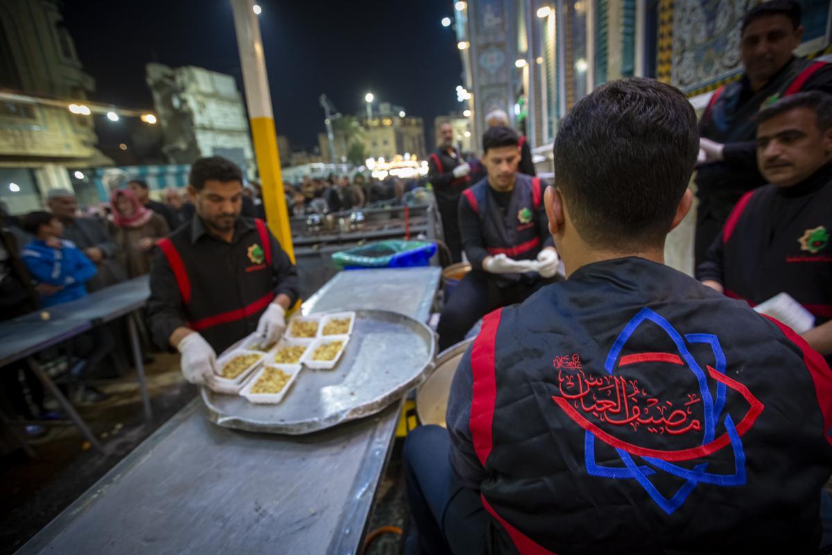 حضرت عباس(ع) کا مضیف حضرت ام البنین سلام اللہ علیہا کے یوم وفات کی یاد میں کربلا آنے والے زائرین کو بہترین خدمات فراہم کر رہا ہے