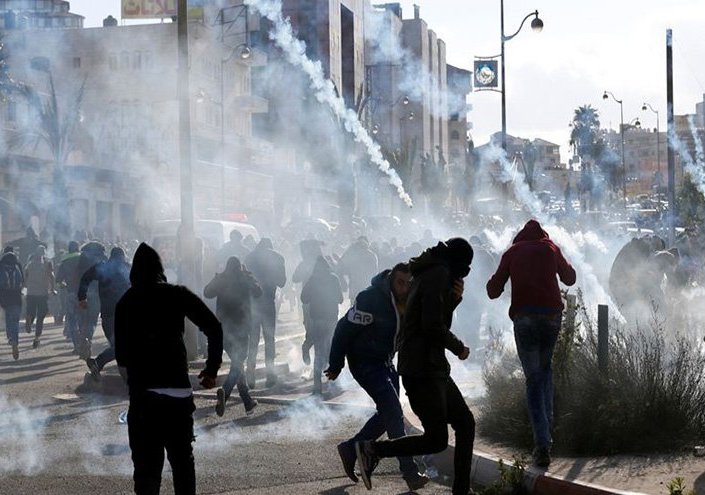 إصابة 14 فلسطينيا اختناقًا بقنابل الاحتلال شرق القدس