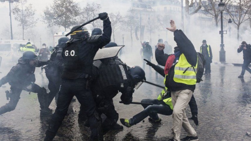  欧州議会のポーランド代表が、フランス警察の暴力に抗議