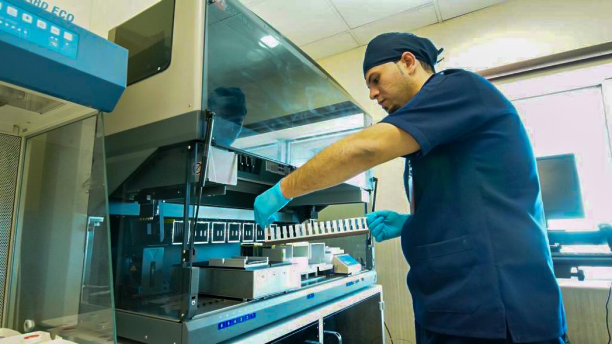Die Diagnose der kleinsten Viren im Blut, ein wichtiger Service des Al-Kafeel Spezialkrankenhauses