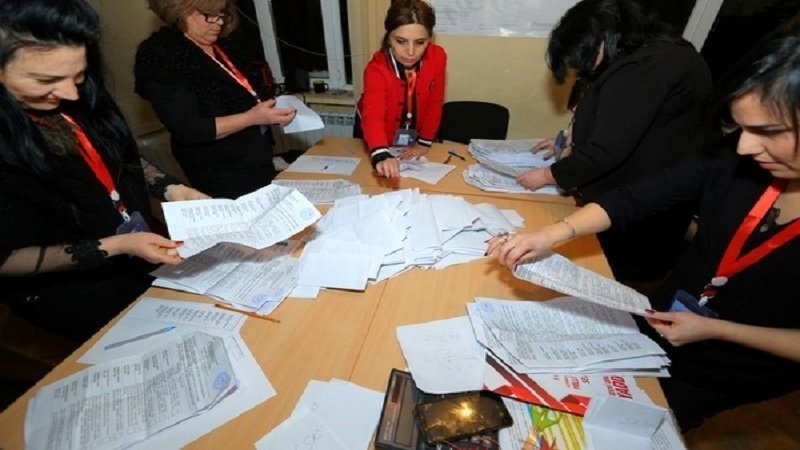 Bakü'de muhalif partiden 3 kişi tutuklandı