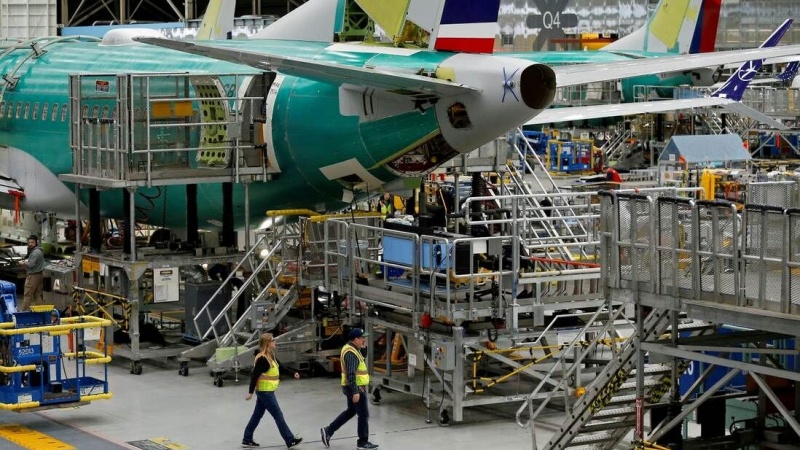 ボーイング７３７型機の燃料タンクで異物発見