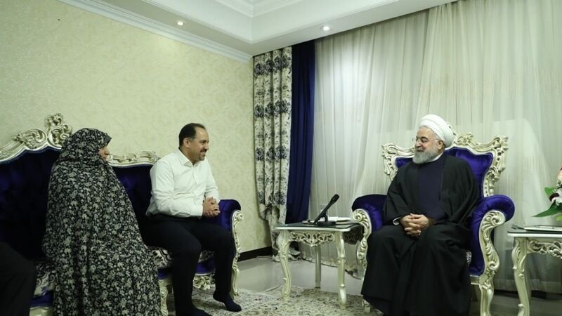 Ruhani: İran halkı devrimin ilk günleri gibi düşmanın komploları karşısında direnmekte