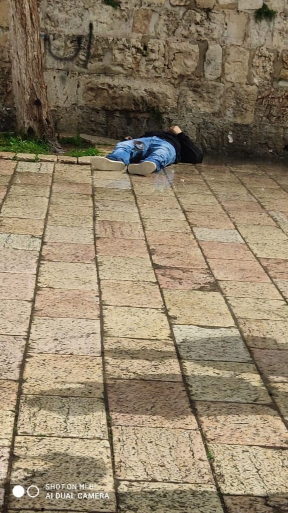 استشهاد شاب بعد إطلاق النار عليه عند باب الأسباط بالقدس المحتلة+(صور)