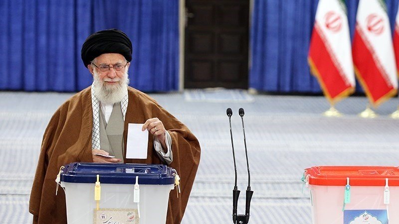 Pemimpin Besar Revolusi Islam Memberikan Suara dalam Pemilu Legislatif Iran
