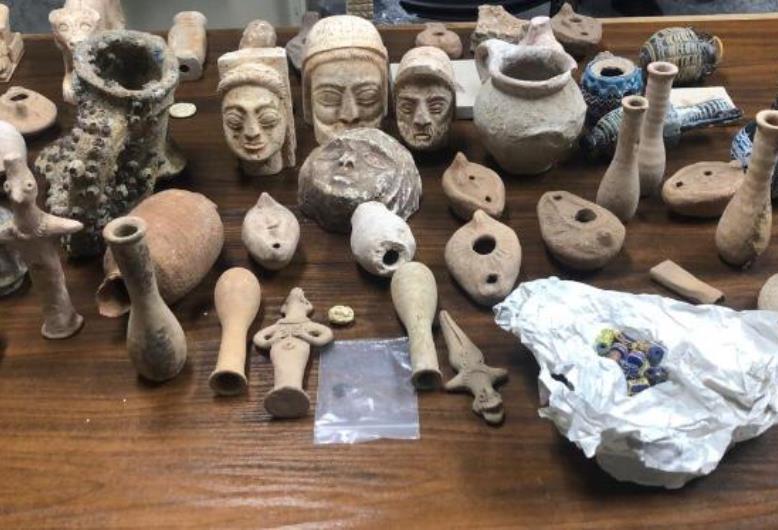 ضبط 60 قطعة أثرية مع مسافرين إلى استراليا