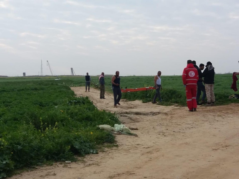 فيديو/ جريمة بشعة.. جرافة الاحتلال الاسرائلي تنكل بجثة شهيد شاب جنوبي قطاع غزة
