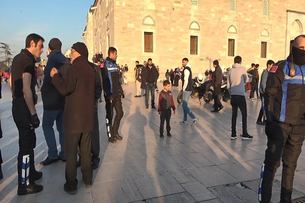 Fatih Camii'nin avlusunda bıçaklı kavga