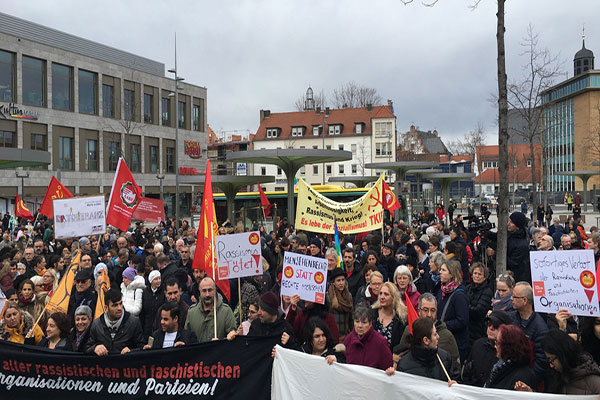 Tausende demonstrieren gegen Rassismus