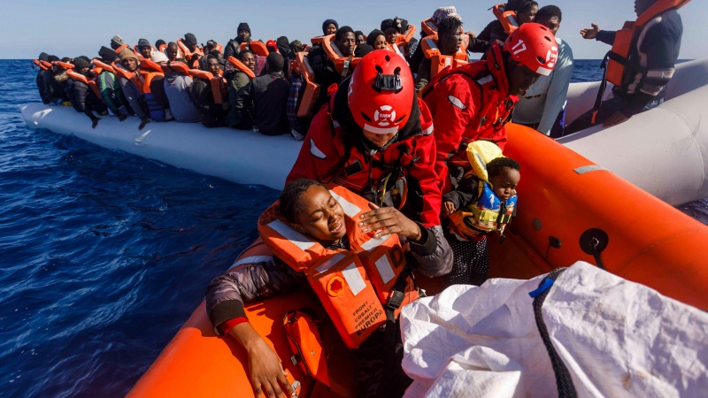 Mediterraneo, migranti e equipaggio Ocean Viking in quarantena