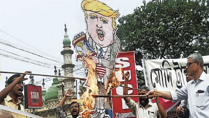 В Калькутте сожгли чучело Трампа