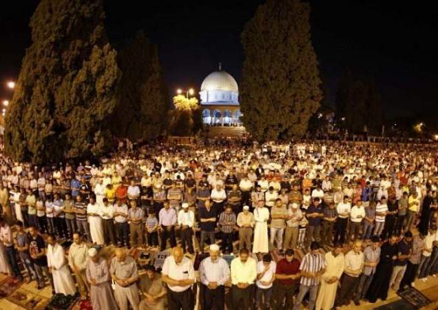 آلاف الفلسطينيين يؤدون صلاة الفجر في الأقصى والإبراهيمي ومساجد المدن المحتلة