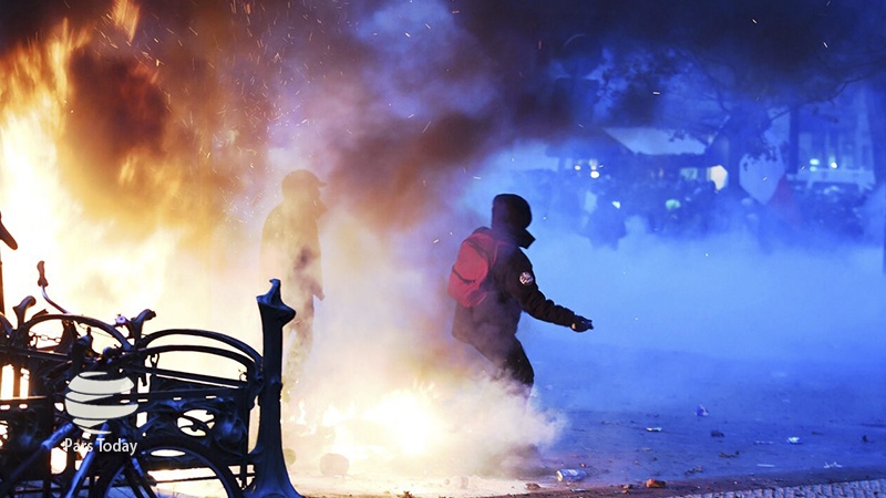 Proteste e gli incendi a Parigi: stazione evacuata