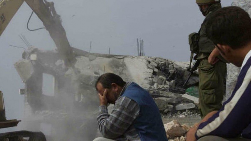 Famiglia palestinese costretta a demolire la propria casa