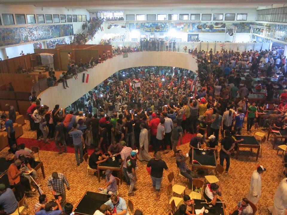 التيار الصدري يهدد بحل البرلمان من خلال تطويقه بالتظاهرات الشعبية 