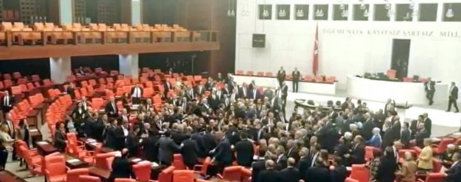 تبادل اللكمات في البرلمان التركي بعد انتقاد نائب معارض لأردوغان