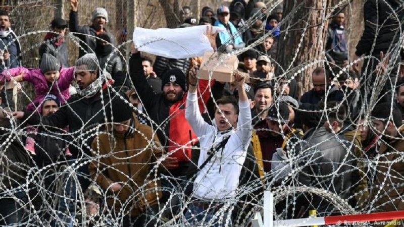 難民数万人が欧州へ向けてトルコ国境を超える