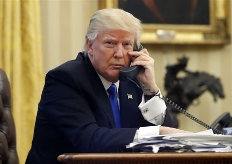 الرئيس الامريكي يهاتف زعيم جماعة طالبان