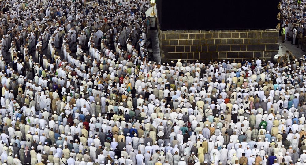 السعودية تفتح الحرمين الشريفين للمعتمرين لصلاة العشاء والفجر لساعتين فقط
