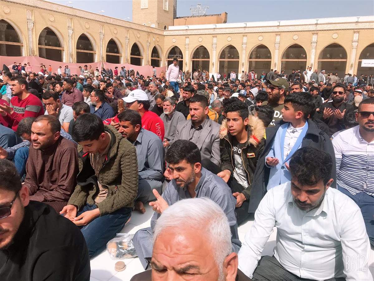 الآلاف يؤدون صلاة الجمعة في مسجد الكوفة بالنجف الأشرف