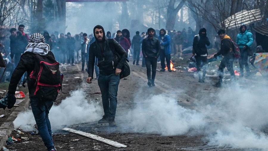 اشتباكات عنيفة بين الشرطة اليونانية والمهاجرين على الحدود مع تركيا