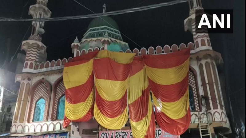 भारत में मुसलमानों के विरुद्ध साज़िशों का सिलसिला जारी, होली के मौक़े पर मस्जिद को ही ढक दिया गया!