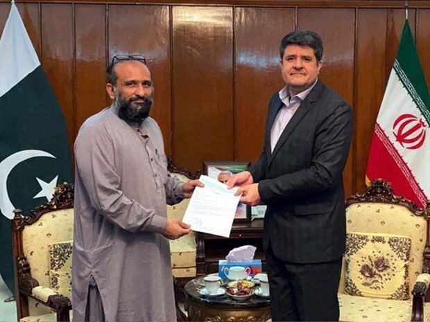 کراچی میں ایدھی فاؤنڈیشن نے ایران کو 2 لاکھ ڈالرکا امدادی چیک دیا