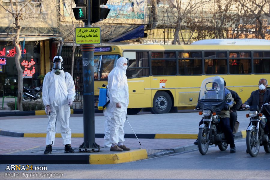 Suasana Penyemprotan Caira Disinfektan oleh Militer di Isfahan