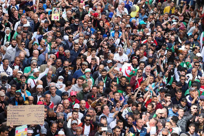 الجزائريون يتحدون خطر كورونا ويواصلون الاحتجاج