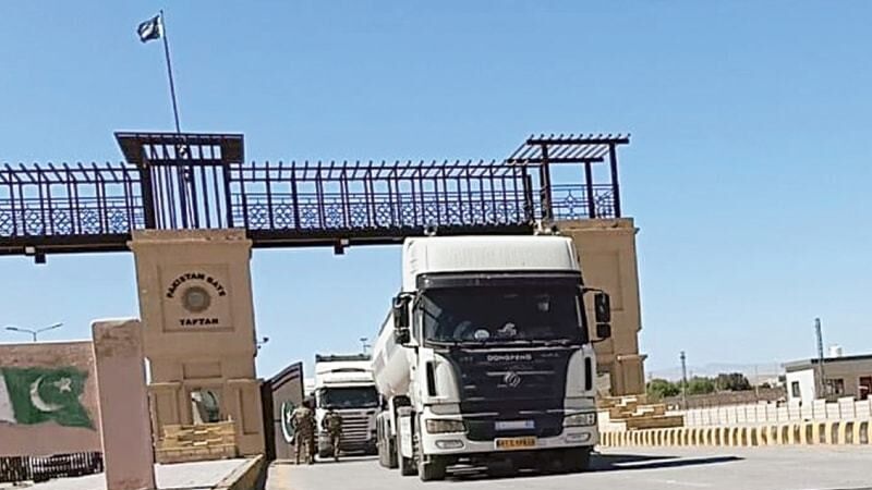 Pakistan-İran sınırında TIR'ların geçişi sürüyor