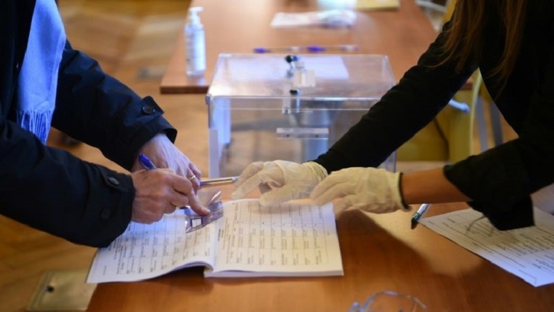 Francia, seggi aperti malgrado epidemia virus: polemiche