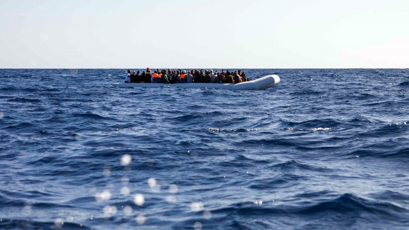 Migranti, 110 persone su un gommone vicino Malta
