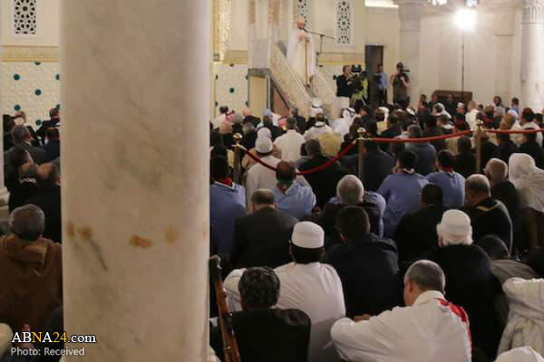 Algeria suspends Friday prayers, closes mosques