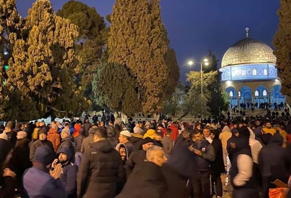 فرض غرامات مالية علی المصلين المتجمعين في ساحات "المسجد الاقصی"