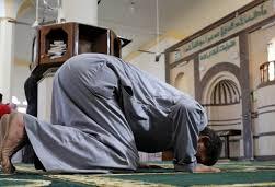 مصر تغلق 4 مساجد وتحسم الجدل حول فرض حظر التجول