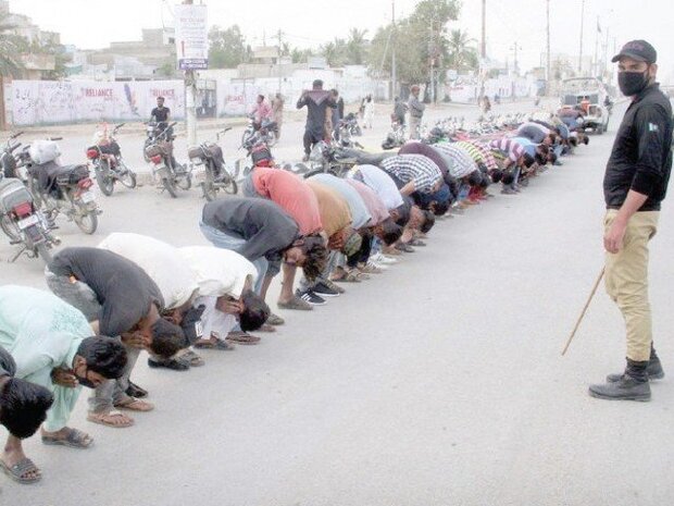پاکستانی پولیس نے شہریوں کو مرغا بنادیا/ پاکستانی شہریوں کی توہین اور تضحیک