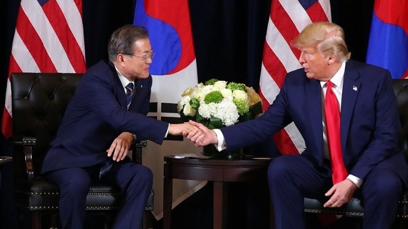 Трамп призывает Южную Корею помочь в противодействии коронавирусу