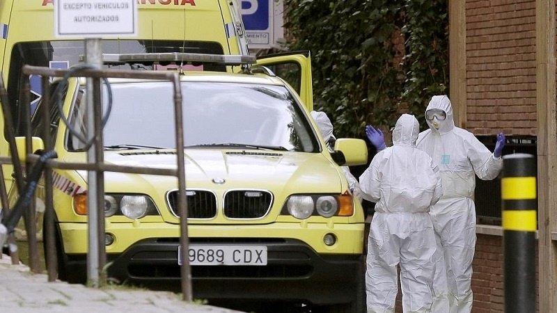 Коронавирус в Великобритании; хулиганы не подчиняются правилам карантина